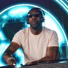 Turn Up Charlie: Idris Elba nel suo ruolo di DJ