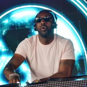 Turn Up Charlie: Idris Elba nel suo ruolo di DJ