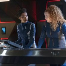 Star Trek: Discover, Sonequa Martin-Green e Mary Wiseman in una scena dell'episodio Project Daedalus