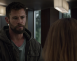 Avengers: Endgame, Chris Hemsworth scarabocchia i poster degli altri Vendicatori