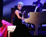 Lady Gaga sorprende i clienti di un piccolo bar di Hollywood cantando Frank Sinatra!