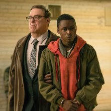 Captive State: Ashton Sanders e John Goodman in una scena
