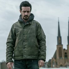 Captive State: James Ransone in una scena