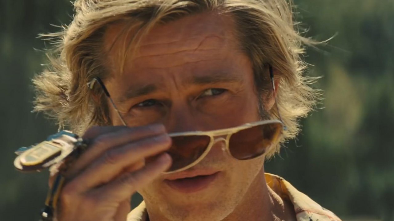 Brad Pitt si toglie gli occhiali da sole nei panni di Cliff Booth