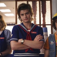 Stranger Things: Maya Hawke, Gaten Matarazzo e Joe Keery in una scena della terza stagione