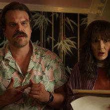 Stranger Things: Winona Ryder e David Harbour in una scena della terza stagione