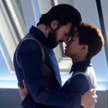 Star Trek Discovery: Shazad Latif e Sonequa Martin-Green nell'episodio The Red Angel