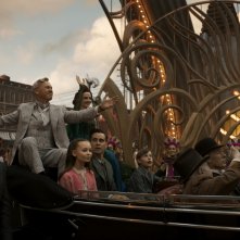Dumbo: Michael Kean, Eva Green e Colin Farrell in una scena del film