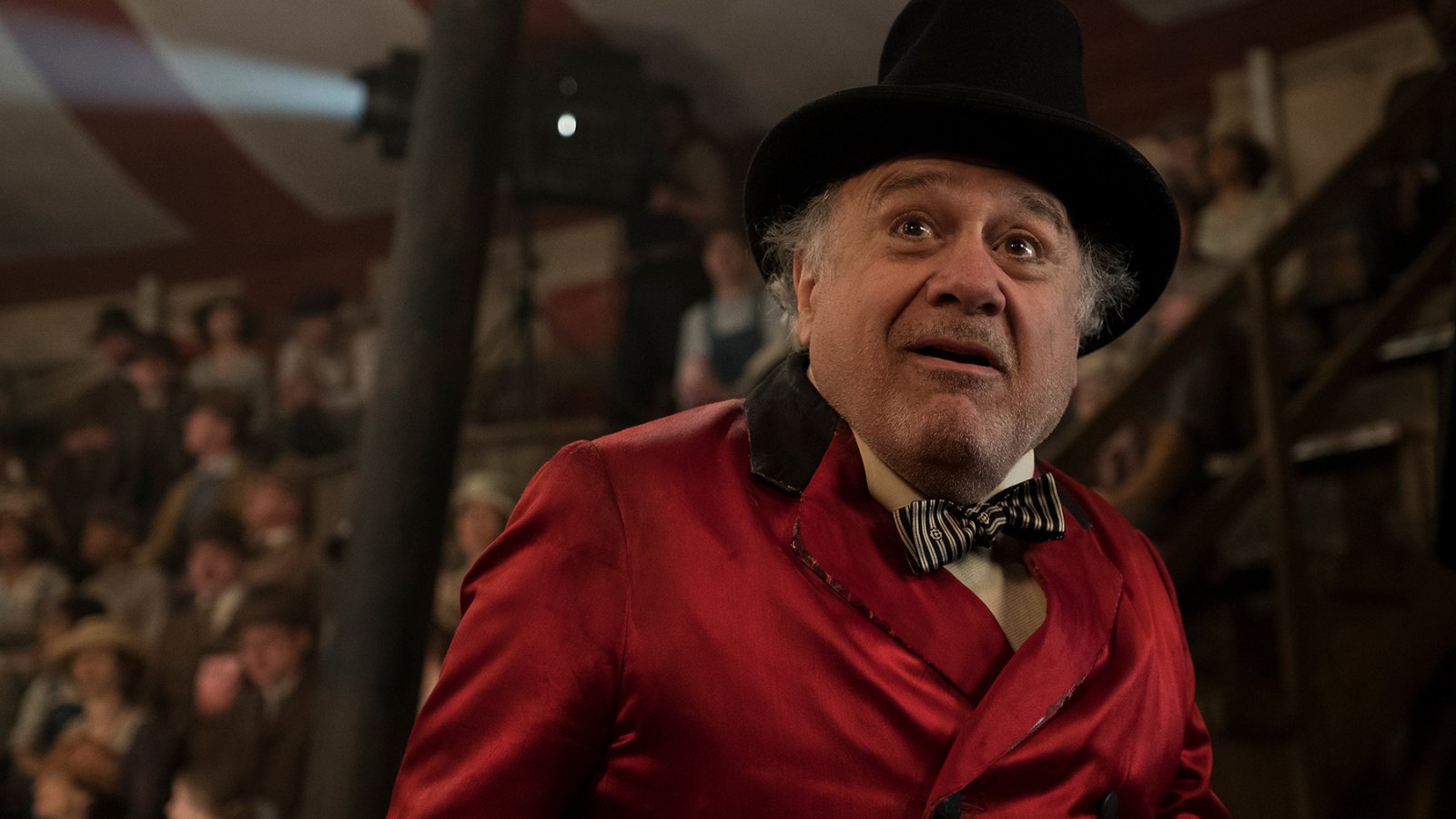 Danny DeVito in una scena di Dumbo