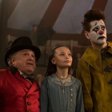 Dumbo: Danny DeVito insieme a Colin Farrell in una scena del film