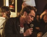 The New Pope: Jude Law in versione cantante al compleanno del costumista