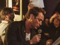 The New Pope: Jude Law in versione cantante al compleanno del costumista