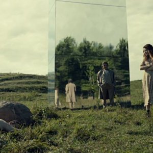 American Gods : Ian McShane e Emily Browning in una scena dell'episodio Muninn, seconda stagione