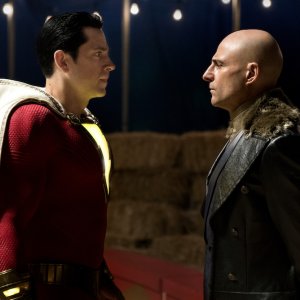 Shazam!: Zachary Levi e Mark Strong in una scena del comic-movie