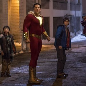 Shazam!: Zachary Levi, Grace Fulton, Jovan Armand, Jack Dylan Grazer, Ian Chen, Faithe Herman in una scena