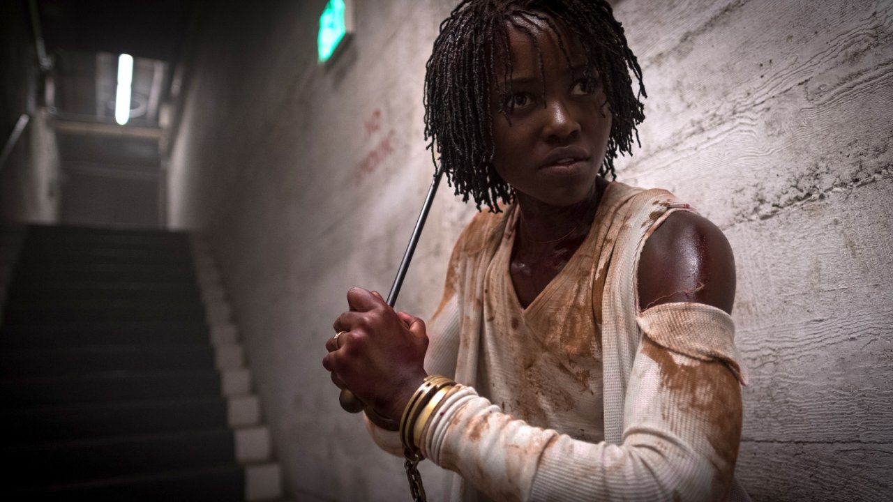 Lupita Nyong'o in una sequenza di Noi di Jordan Peele