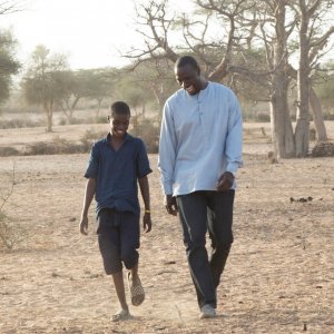 Il viaggio di Yao: Omar Sy insieme a Lionel Louis Basse in una scena