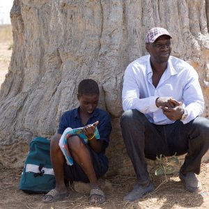 Il viaggio di Yao: Omar Sy e Lionel Louis Basse in una scena del film