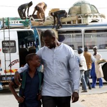 Il viaggio di Yao: Omar Sy con Lionel Louis Basse in una scena