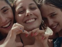 Likemeback, la recensione: l'amicizia tra ragazze nell'era dei social media