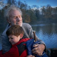 Il Ragazzo che diventerà Re: Patrick Stewart e  Louis Ashbourne Serkis in una scena del film