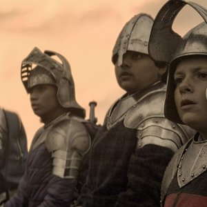 Il Ragazzo che diventerà Re: Louis Ashbourne Serkis, Dean Chaumoo , Rhianna Dorris e Tom Taylor  in una scena del film