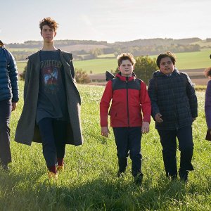 Il Ragazzo che diventerà Re: Angus Imrie, Louis Ashbourne Serkis, Tom Taylor, Rhianna Dorris, e Dean Chaumoo in una scena del film