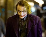 Joker: Joaquin Phoenix nella posa iconica di Heath Ledger in una fan art