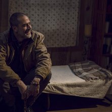 The Walking Dead: Jeffrey Dean Morgan in una scena dell'episodio La Tempesta