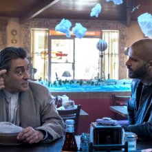 American Gods: Ricky Whittle e Ian McShane nell'episodio The Greatest Story Ever Told