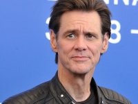 Jim Carrey e Alessandra Mussolini, lei reagisce alla vignetta sul Duce: 'Sei un bastardo!'