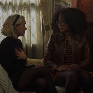 Le terrificanti avventure di Sabrina: Kiernan Shipka eJaz Sinclaire in una scena della seconda stagione