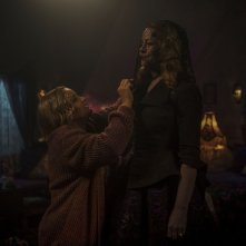 Le terrificanti avventure di Sabrina: Miranda Otto e Lucy Davis in una scena della seconda stagione