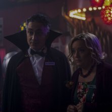 Le terrificanti avventure di Sabrina: Alessandro Juliani e Lucy Davis in una scena