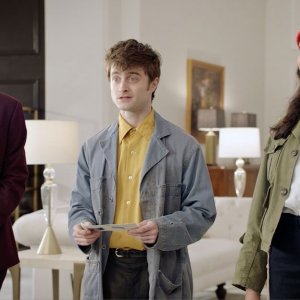 Miracle Workers:Daniel Radcliffe, Karan Soni, Geraldine Viswanathan in una scena