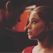 After: Hero Fiennes Tiffin e Josephine Langford in una scena