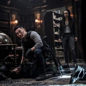 Hellboy: una scena con Sasha Lane e Daniel Dae Kim