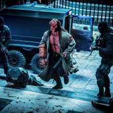 Hellboy: un'immagine del film con David Harbour