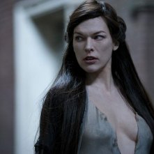 Hellboy: una scena del film con Milla Jovovich