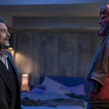 Hellboy: una scena con Ian McShane e David Harbour