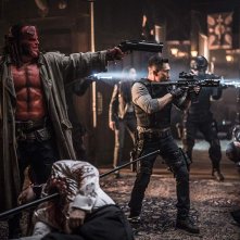 Hellboy: Daniel Dae Kim  e David Harbour in una scena del film