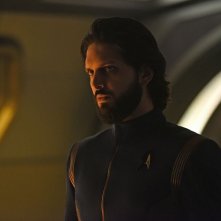 Stark Trek Discovery: Shazad Latif in una scena dell'episodio Through the Valley of Shadows