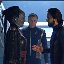 Stark Trek Discovery: Mary Chieffo e Shazad Latif in una scena dell'episodio Through the Valley of Shadows