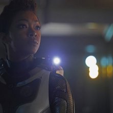 Stark Trek Discovery: Sonequa Martin-Green in una scena dell'episodio Through the Valley of Shadows