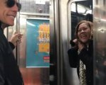 Ben Stiller cede il posto in metro ad una donna e lei 'impazzisce'