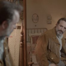 Deerskin: Jean Dujardin si guarda allo specchio