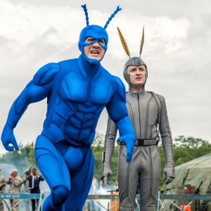 The Tick: Peter Serafinowicz, Griffin Newman in una scena della seconda stagione