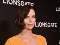 Charlize Theron: 'Sono single da 10 anni, tirate fuori le palle e fatevi avanti'