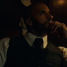 American Gods: Ricky Whittle in  una scena dell'episodio The Ways of the Dead