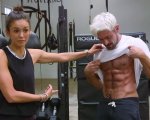Zac Efron vi spiega come ottenere gli addominali di Brad Pitt in un video